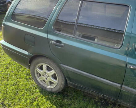 Зеленый Фольксваген Гольф, объемом двигателя 1.6 л и пробегом 300 тыс. км за 1350 $, фото 2 на Automoto.ua