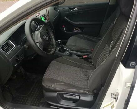 Фольксваген Джетта 2012 у Ромнах на Automoto.ua Білий Фольксваген Джетта, об'ємом двигуна 1.98 л та пробігом 262 тис. км за 7500 $, фото 17 на Automoto.ua