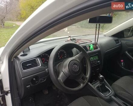 Фольксваген Джетта 2012 у Ромнах на Automoto.ua Білий Фольксваген Джетта, об'ємом двигуна 1.98 л та пробігом 262 тис. км за 7500 $, фото 12 на Automoto.ua