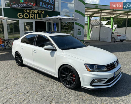 Фольксваген Джетта 2015 в Киеве на Automoto.ua Белый Фольксваген Джетта, объемом двигателя 2 л и пробегом 88 тыс. км за 9900 $, фото 1 на Automoto.ua