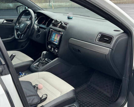 Білий Фольксваген Джетта, об'ємом двигуна 1.8 л та пробігом 103 тис. км за 13000 $, фото 15 на Automoto.ua