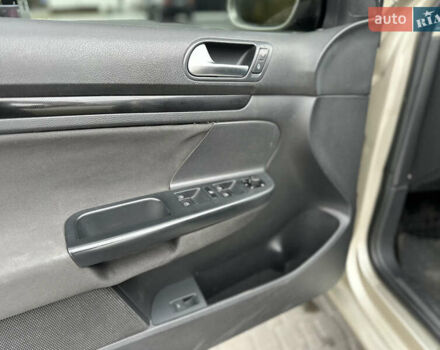 Бежевий Фольксваген Джетта, об'ємом двигуна 2.48 л та пробігом 220 тис. км за 7200 $, фото 10 на Automoto.ua