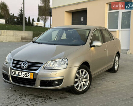 Бежевий Фольксваген Джетта, об'ємом двигуна 1.6 л та пробігом 188 тис. км за 4950 $, фото 1 на Automoto.ua