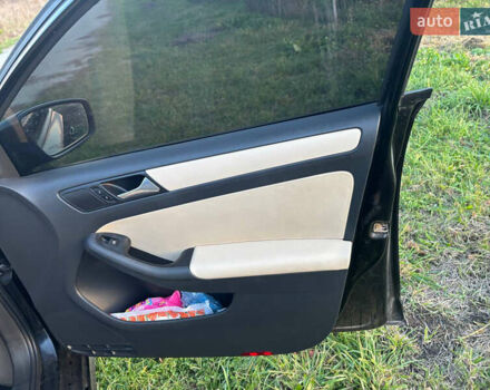 Черный Фольксваген Джетта, объемом двигателя 2.5 л и пробегом 200 тыс. км за 7999 $, фото 12 на Automoto.ua