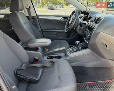 Черный Фольксваген Джетта, объемом двигателя 1.8 л и пробегом 270 тыс. км за 10000 $, фото 28 на Automoto.ua