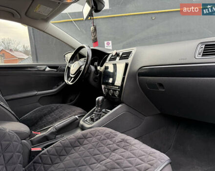 Черный Фольксваген Джетта, объемом двигателя 1.4 л и пробегом 151 тыс. км за 11000 $, фото 38 на Automoto.ua