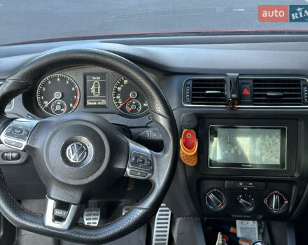 Фольксваген Джетта 2013 в Полтаве на Automoto.ua Красный Фольксваген Джетта, объемом двигателя 1.98 л и пробегом 190 тыс. км за 9200 $, фото 16 на Automoto.ua