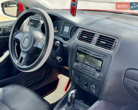 Червоний Фольксваген Джетта, об'ємом двигуна 1.8 л та пробігом 217 тис. км за 7990 $, фото 44 на Automoto.ua