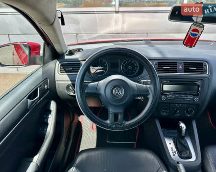 Червоний Фольксваген Джетта, об'ємом двигуна 1.8 л та пробігом 217 тис. км за 7990 $, фото 50 на Automoto.ua