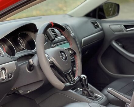 Красный Фольксваген Джетта, объемом двигателя 1.8 л и пробегом 179 тыс. км за 11000 $, фото 5 на Automoto.ua