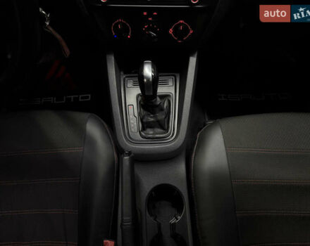 Червоний Фольксваген Джетта, об'ємом двигуна 1.39 л та пробігом 209 тис. км за 9900 $, фото 27 на Automoto.ua