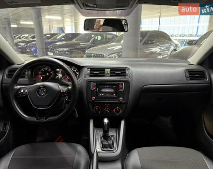 Червоний Фольксваген Джетта, об'ємом двигуна 1.39 л та пробігом 209 тис. км за 9900 $, фото 25 на Automoto.ua