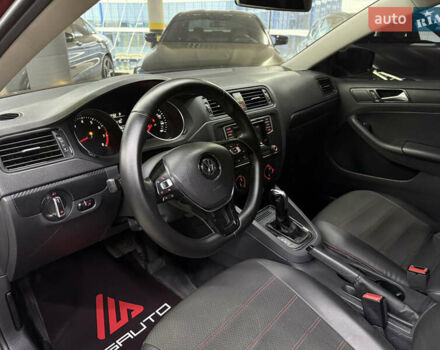 Червоний Фольксваген Джетта, об'ємом двигуна 1.39 л та пробігом 209 тис. км за 9900 $, фото 19 на Automoto.ua