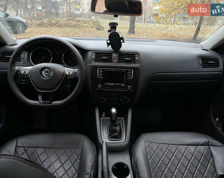 Красный Фольксваген Джетта, объемом двигателя 1.4 л и пробегом 85 тыс. км за 10900 $, фото 7 на Automoto.ua