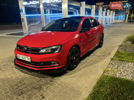 Фольксваген Джетта 2015 в Днепре (Днепропетровске) на Automoto.ua Красный Фольксваген Джетта, объемом двигателя 1.8 л и пробегом 180 тыс. км за 13500 $, фото 1 на Automoto.ua