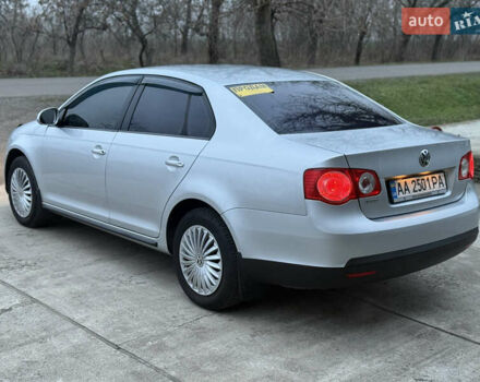 Серый Фольксваген Джетта, объемом двигателя 1.6 л и пробегом 250 тыс. км за 5750 $, фото 5 на Automoto.ua