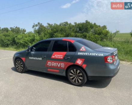 Серый Фольксваген Джетта, объемом двигателя 1.6 л и пробегом 400 тыс. км за 5500 $, фото 3 на Automoto.ua