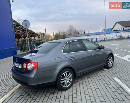 Серый Фольксваген Джетта, объемом двигателя 1.4 л и пробегом 253 тыс. км за 6500 $, фото 5 на Automoto.ua