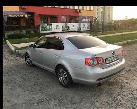 Сірий Фольксваген Джетта, об'ємом двигуна 2 л та пробігом 260 тис. км за 8100 $, фото 5 на Automoto.ua