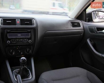 Сірий Фольксваген Джетта, об'ємом двигуна 2 л та пробігом 235 тис. км за 7500 $, фото 12 на Automoto.ua