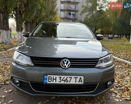 Фольксваген Джетта 2013 в Киеве на Automoto.ua Серый Фольксваген Джетта, объемом двигателя 1.97 л и пробегом 160 тыс. км за 9800 $, фото 1 на Automoto.ua