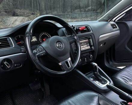 Фольксваген Джетта 2013 в Рава-Русская на Automoto.ua Серый Фольксваген Джетта, объемом двигателя 2 л и пробегом 180 тыс. км за 11000 $, фото 2 на Automoto.ua