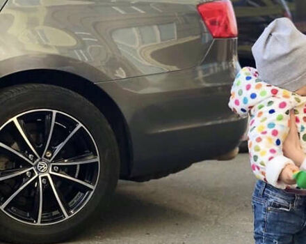 Серый Фольксваген Джетта, объемом двигателя 1.8 л и пробегом 154 тыс. км за 10000 $, фото 13 на Automoto.ua