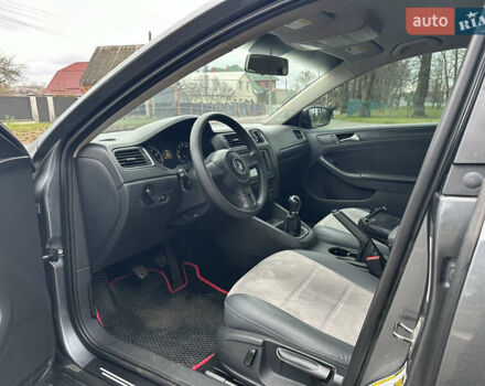 Серый Фольксваген Джетта, объемом двигателя 1.8 л и пробегом 228 тыс. км за 6999 $, фото 25 на Automoto.ua