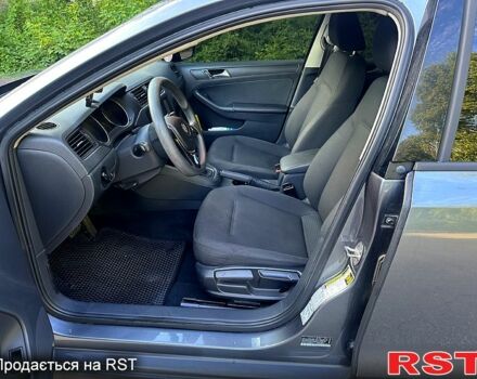 Сірий Фольксваген Джетта, об'ємом двигуна 2 л та пробігом 125 тис. км за 10500 $, фото 3 на Automoto.ua