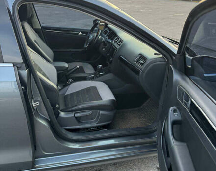 Сірий Фольксваген Джетта, об'ємом двигуна 1.6 л та пробігом 161 тис. км за 11500 $, фото 2 на Automoto.ua