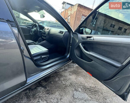 Серый Фольксваген Джетта, объемом двигателя 1.8 л и пробегом 119 тыс. км за 12000 $, фото 6 на Automoto.ua