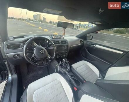 Сірий Фольксваген Джетта, об'ємом двигуна 1.8 л та пробігом 270 тис. км за 11000 $, фото 6 на Automoto.ua