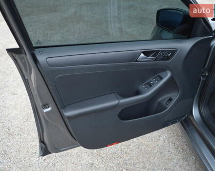 Серый Фольксваген Джетта, объемом двигателя 1.4 л и пробегом 110 тыс. км за 12800 $, фото 5 на Automoto.ua