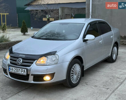 Серый Фольксваген Джетта, объемом двигателя 1.6 л и пробегом 250 тыс. км за 5750 $, фото 1 на Automoto.ua