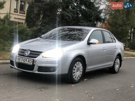 Фольксваген Джетта 2008 у Первомайском на Automoto.ua Сірий Фольксваген Джетта, об'ємом двигуна 1.6 л та пробігом 250 тис. км за 6400 $, фото 1 на Automoto.ua