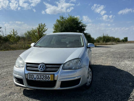 Серый Фольксваген Джетта, объемом двигателя 1.6 л и пробегом 250 тыс. км за 7400 $, фото 1 на Automoto.ua