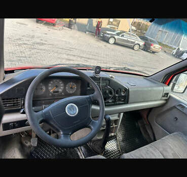 Красный Фольксваген ЛТ, объемом двигателя 2.5 л и пробегом 344 тыс. км за 7500 $, фото 5 на Automoto.ua