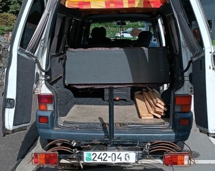 Белый Фольксваген Мультиван, объемом двигателя 2.4 л и пробегом 350 тыс. км за 3880 $, фото 3 на Automoto.ua