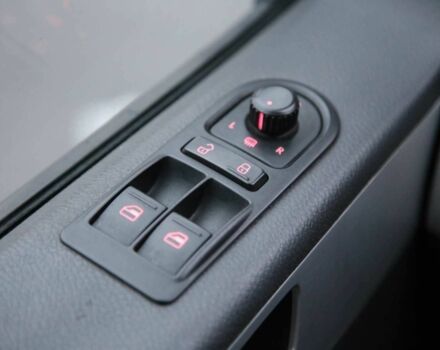 Белый Фольксваген Мультиван, объемом двигателя 2 л и пробегом 302 тыс. км за 23700 $, фото 22 на Automoto.ua