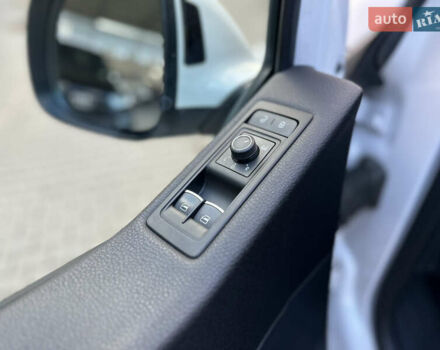 Белый Фольксваген Мультиван, объемом двигателя 2 л и пробегом 230 тыс. км за 36900 $, фото 13 на Automoto.ua