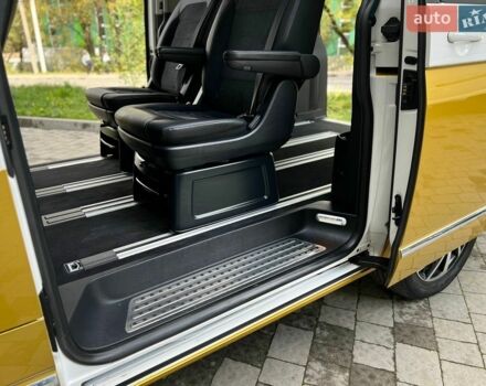 Білий Фольксваген Мультиван, об'ємом двигуна 2 л та пробігом 150 тис. км за 42999 $, фото 43 на Automoto.ua
