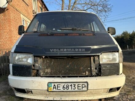Белый Фольксваген Мультиван, объемом двигателя 2.5 л и пробегом 235 тыс. км за 1978 $, фото 1 на Automoto.ua
