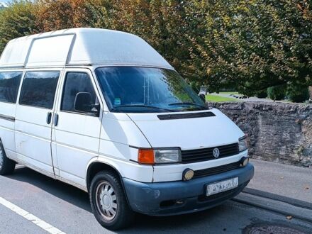Белый Фольксваген Мультиван, объемом двигателя 2.4 л и пробегом 350 тыс. км за 3880 $, фото 1 на Automoto.ua