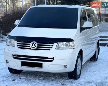 Белый Фольксваген Мультиван, объемом двигателя 2.5 л и пробегом 200 тыс. км за 13999 $, фото 1 на Automoto.ua