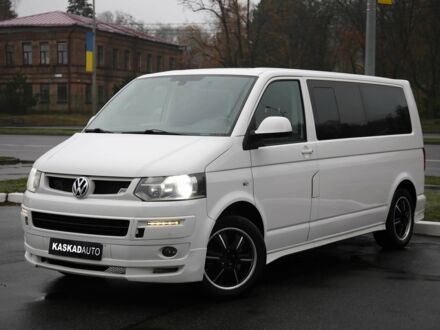 Белый Фольксваген Мультиван, объемом двигателя 2 л и пробегом 302 тыс. км за 23700 $, фото 1 на Automoto.ua