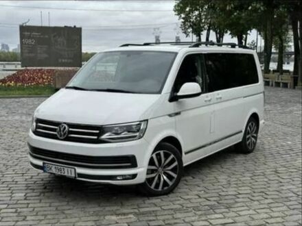Белый Фольксваген Мультиван, объемом двигателя 2 л и пробегом 200 тыс. км за 43000 $, фото 1 на Automoto.ua
