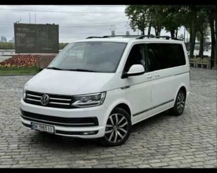 Белый Фольксваген Мультиван, объемом двигателя 2 л и пробегом 200 тыс. км за 43000 $, фото 1 на Automoto.ua