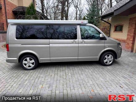 Бежевий Фольксваген Мультиван, об'ємом двигуна 2 л та пробігом 100 тис. км за 35500 $, фото 1 на Automoto.ua