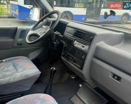 Черный Фольксваген Мультиван, объемом двигателя 2.37 л и пробегом 267 тыс. км за 3400 $, фото 2 на Automoto.ua
