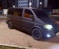 Черный Фольксваген Мультиван, объемом двигателя 2.5 л и пробегом 400 тыс. км за 5800 $, фото 1 на Automoto.ua